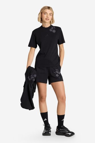 Modelka w komplecie sportowym, ujęcie całej sylwetki z przodu.