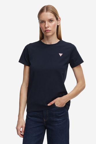 Modelka w koszulce z krótkim rękawem, ujęcie sylwetki do bioder z przodu.
