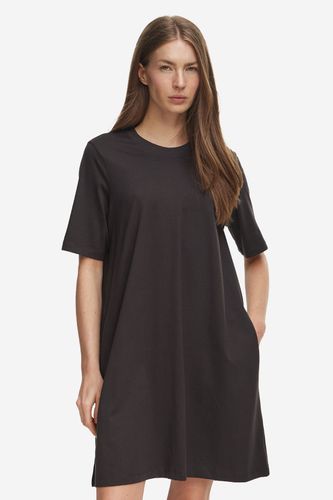Modelka w sukience, ujęcie z przodu od góry do ud.