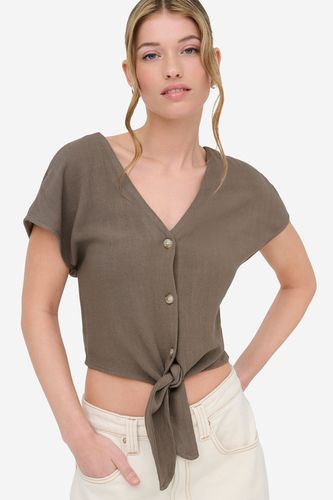 Modelka w koszuli z krótkim rękawem, ujęcie z przodu, górna część sylwetki.