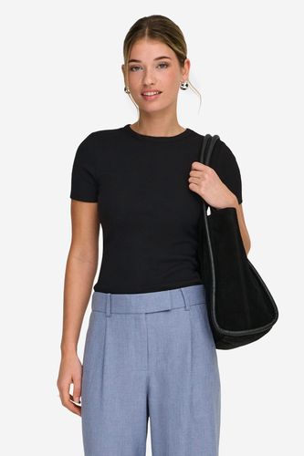 Modelka prezentująca bluzkę z krótkim rękawem, torba zawieszona na ramieniu.