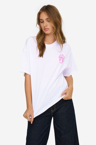 Modelka w T-shircie, ujęcie sylwetki z przodu, jedna noga wysunięta.