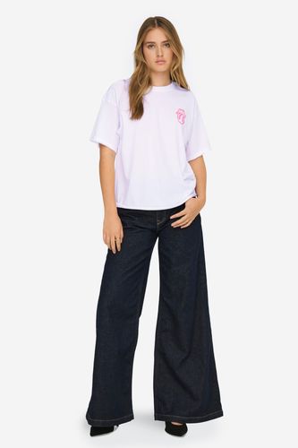 Modelka prezentująca T-shirt, widok na całą sylwetkę z przodu.