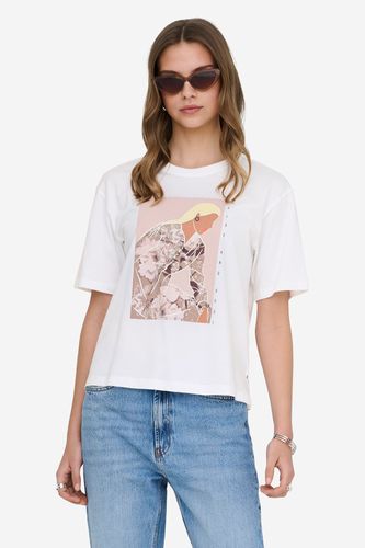 Modelka w T-shircie z nadrukiem, ujęcie od przodu do wysokości bioder.