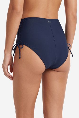 Modelka w majtkach bikini, ujęcie sylwetki z tyłu do wysokości uda.