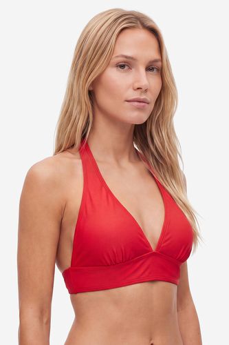 Modelka w bikini, ujęcie od przodu do linii talii.