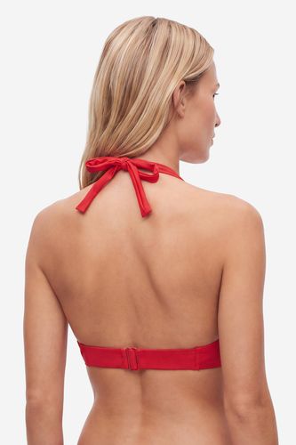 Modelka w bikini, ujęcie od tyłu do linii talii.