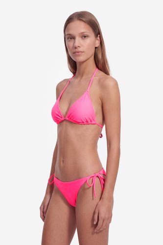 Modelka w komplecie bikini, ujęcie sylwetki pod kątem.