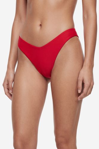Modelka w majtkach bikini, widok na sylwetkę od przodu do połowy ud.