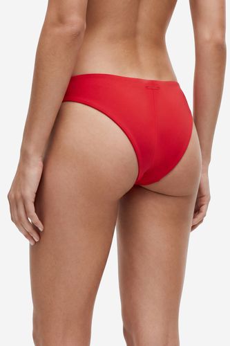 Modelka w majtkach bikini, widok na sylwetkę od tyłu do połowy ud.