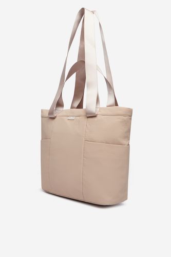 Torebka shopper pokazana pod kątem z przodu, uchwyty skierowane ku górze.