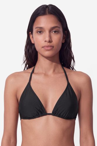 Modelka w bikini, ujęcie z przodu, widoczna góra kostiumu.