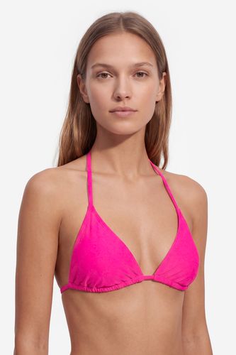 Modelka w bikini, ujęcie od góry do linii klatki piersiowej.