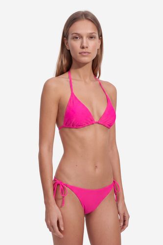 Modelka w bikini, ujęcie całej sylwetki od góry do bioder.