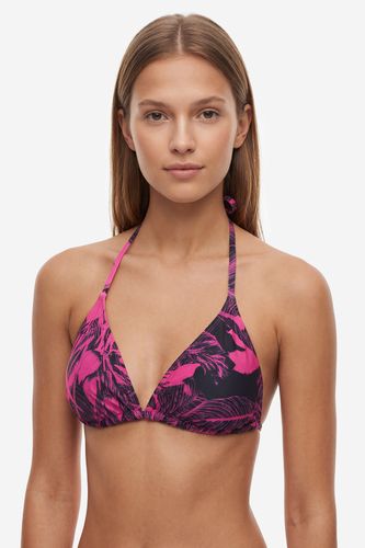 Modelka w bikini, widok od przodu, ujęcie górnej części sylwetki.