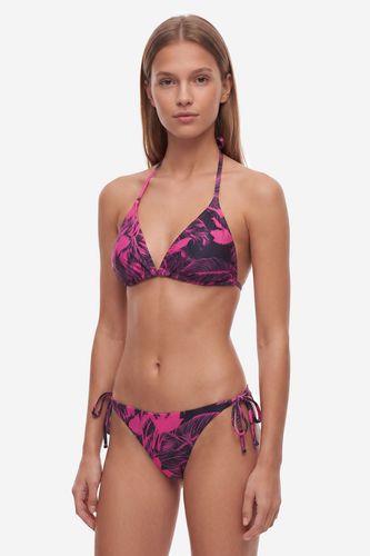 Modelka w bikini, widok od przodu, ujęcie całej sylwetki.