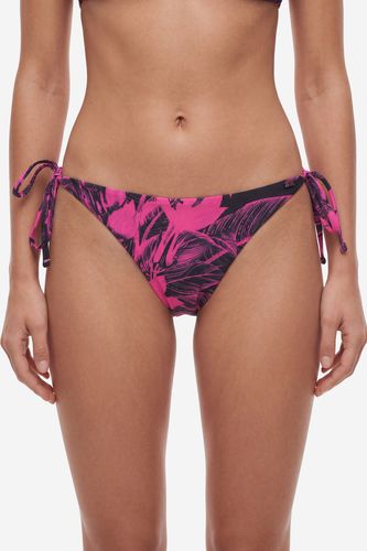 Modelka w majtkach bikini, ujęcie sylwetki od przodu do połowy tułowia.