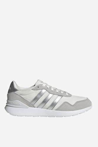 Pojedynczy sneaker sportowy widoczny z boku, pokazana cała cholewka i podeszwa.