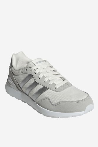 Pojedynczy sneaker sportowy widziany pod kątem z przodu.