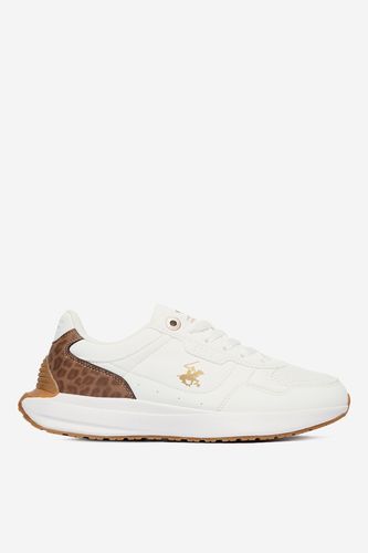 But sportowy widziany z boku, ustawiony poziomo w kadrze.