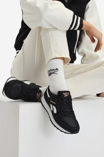 Model prezentujący buty, stopa zgięta, widok na obie cholewki.