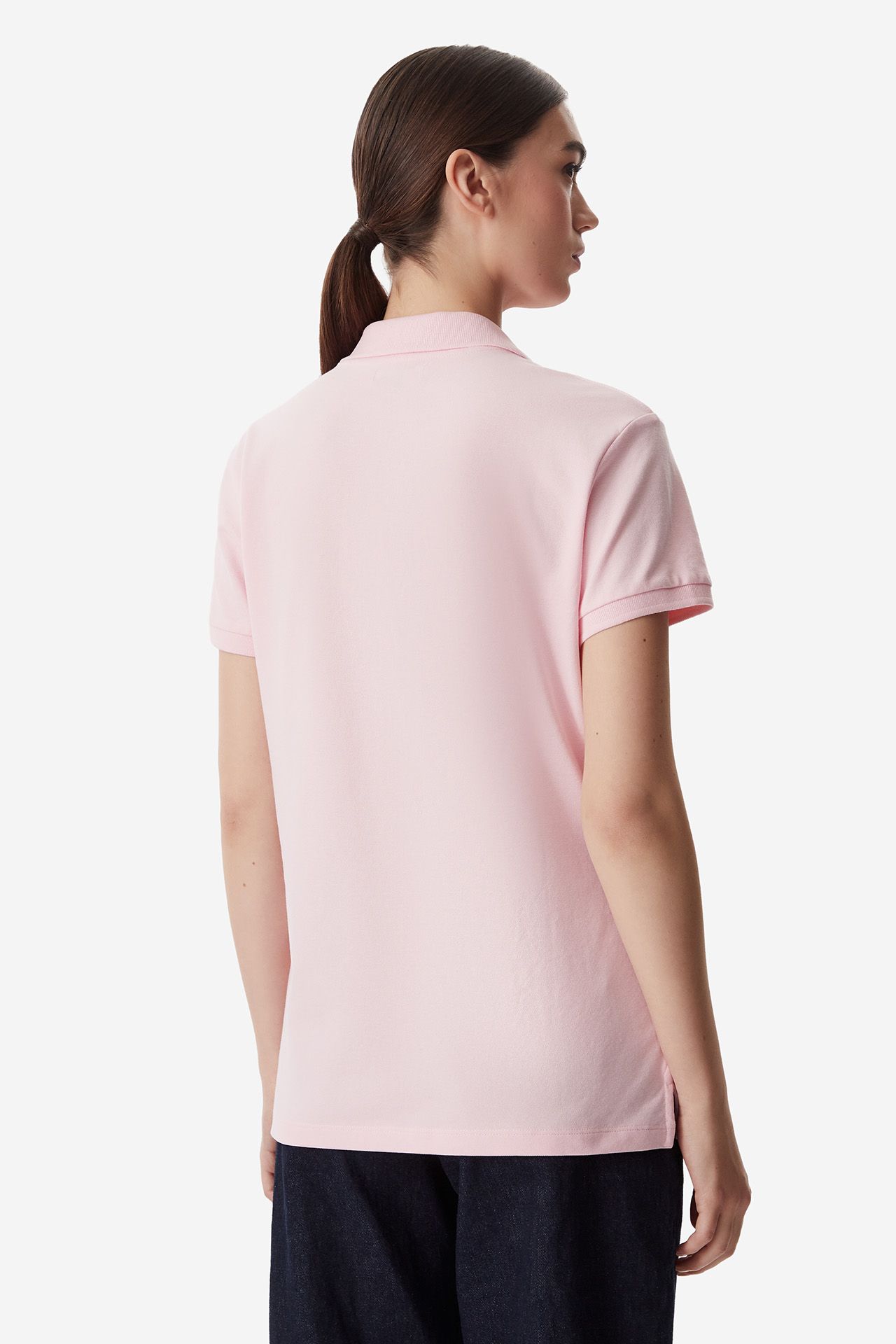 Modelka prezentująca koszulkę z krótkim rękawem, widok na plecy.
