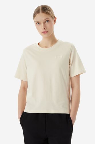Modelka w T-shircie z krótkim rękawem, widok z przodu do pasa.