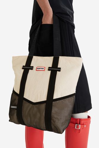 Modelka prezentująca torebkę shopper, widok na produkt z przodu.