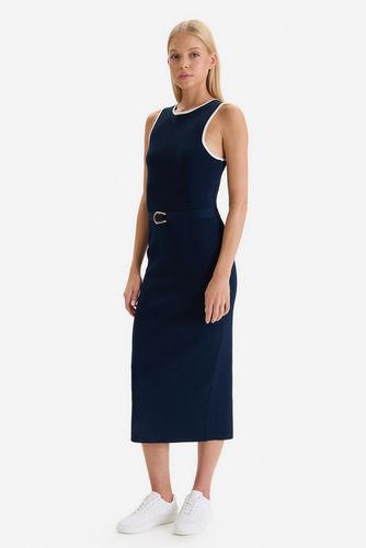 Modelka w sukience midi, ujęcie całej sylwetki z przodu.