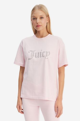 Modelka w T-shircie, ujęcie od przodu do połowy ud.