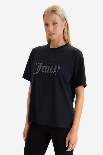 Modelka prezentująca T-shirt, ujęcie sylwetki z przodu.