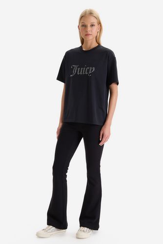 Modelka w pełnej sylwetce prezentująca T-shirt i spodnie.
