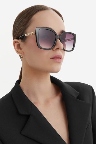 Modelka prezentująca okulary przeciwsłoneczne, portret z przodu.