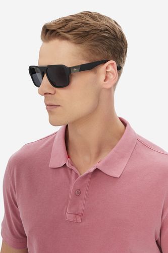 Model prezentujący okulary przeciwsłoneczne, ujęcie portretowe z boku.