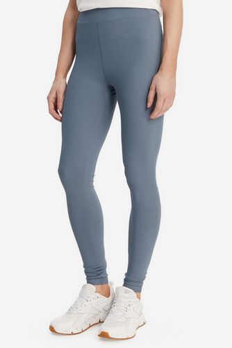 Modelka prezentująca legginsy, ujęcie sylwetki od pasa w dół z przodu.