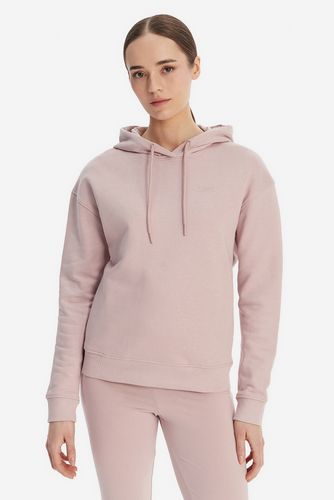 Modelka w bluzie z kapturem, ujęcie od przodu do połowy uda.
