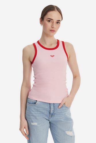 Modelka w koszulce na ramiączkach, ujęcie od przodu do bioder.