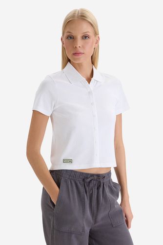 Modelka w koszulce z krótkim rękawem, kadr do bioder z przodu.