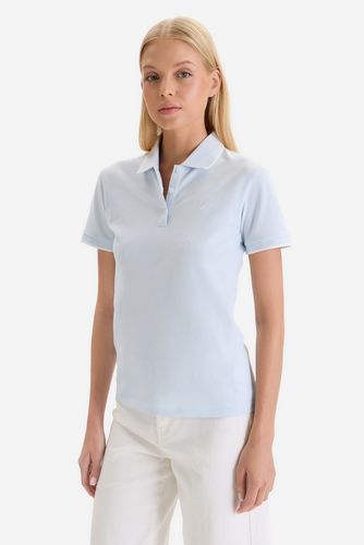 Modelka w koszulce polo, ujęcie od przodu do wysokości bioder.