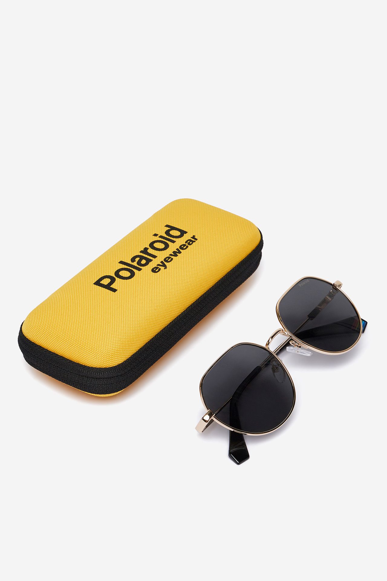 Okulary przeciwsłoneczne z etui, okulary ułożone poniżej etui.