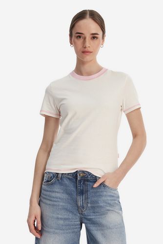 Modelka w T-shircie i dżinsach, widok na sylwetkę z przodu.