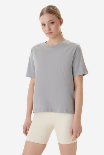 Modelka w koszulce z krótkim rękawem, ujęcie od przodu do ud.