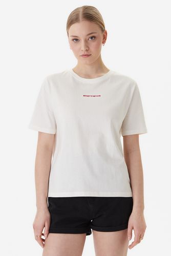 Modelka stojąca przodem, prezentująca T-shirt i krótkie spodenki.