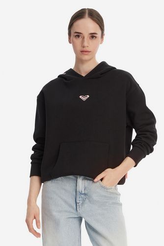 Modelka w bluzie z kapturem, ujęcie od góry do bioder, przód.