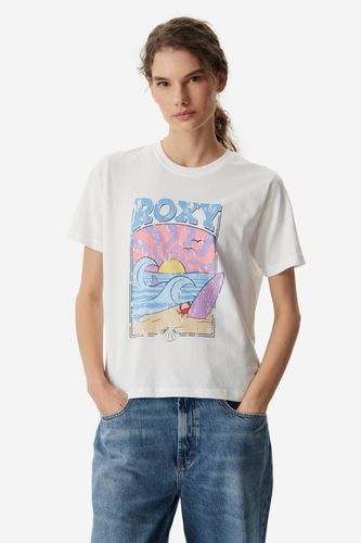 Modelka w podkoszulku, ujęcie od przodu do bioder.