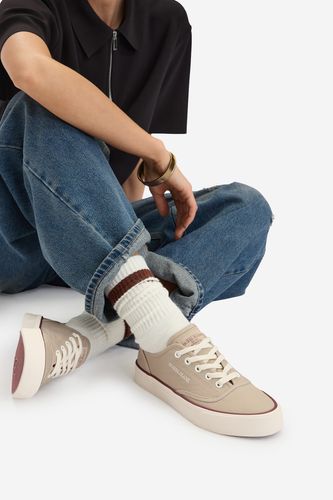Platnene superge GUESS JEANS CWBEO-WE-2025 Bež