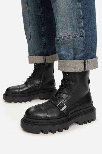 Šněrovací vyšší obuv GUESS JEANS CEO-HY63020-12 Černá